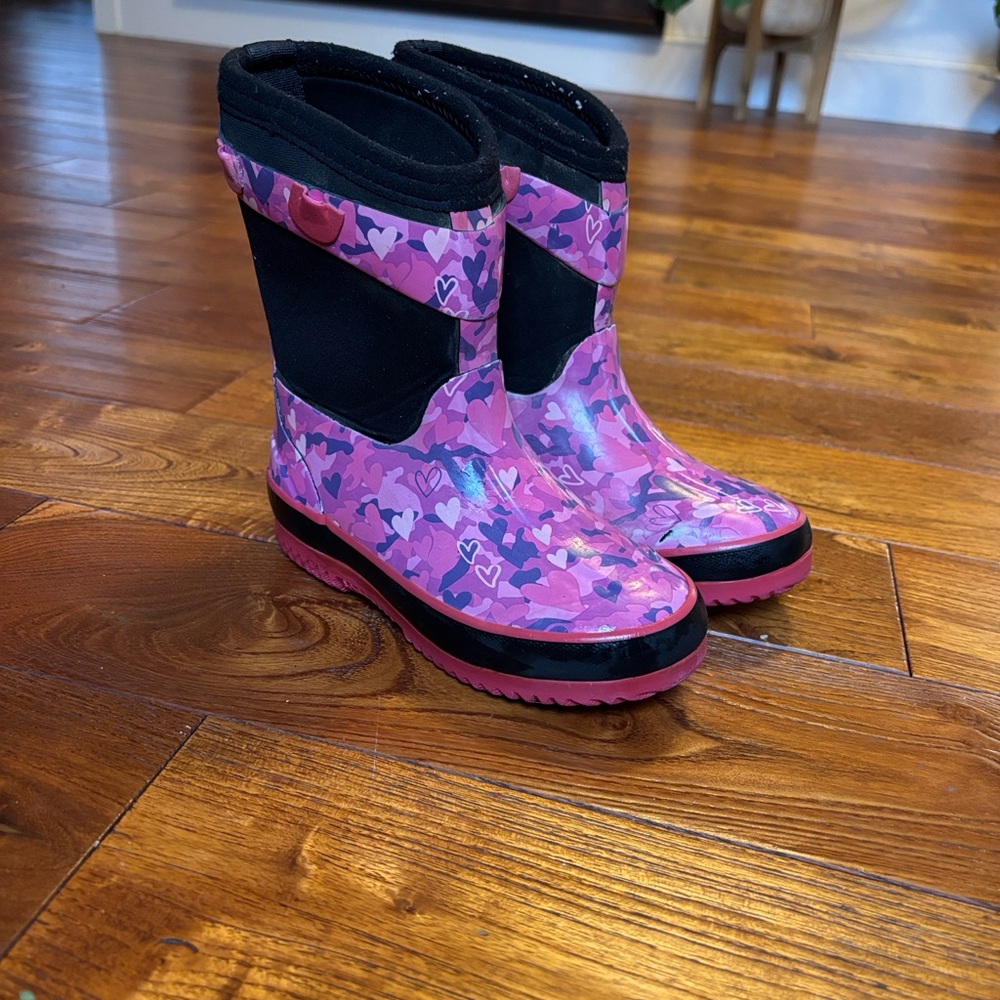 Western Chief Kids' Pink Heart Pattern Boots. Great for rainy or snowy day.